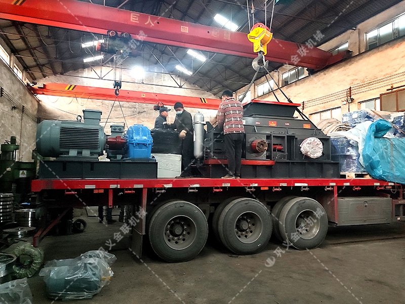 2PGY1200x800鵝卵石液壓對(duì)輥制砂機(jī)發(fā)往重慶 2PGY1200x800鵝卵石液壓對(duì)輥制砂機(jī)發(fā)往重慶