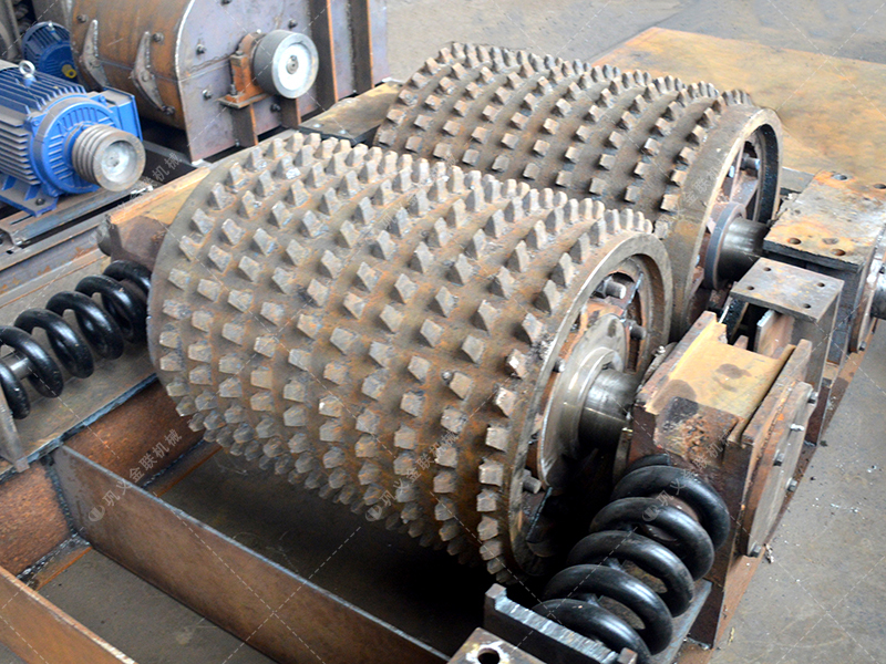 為何越來越多的礦山選擇雙齒輥而非顎式破碎機？這3點很關(guān)鍵！